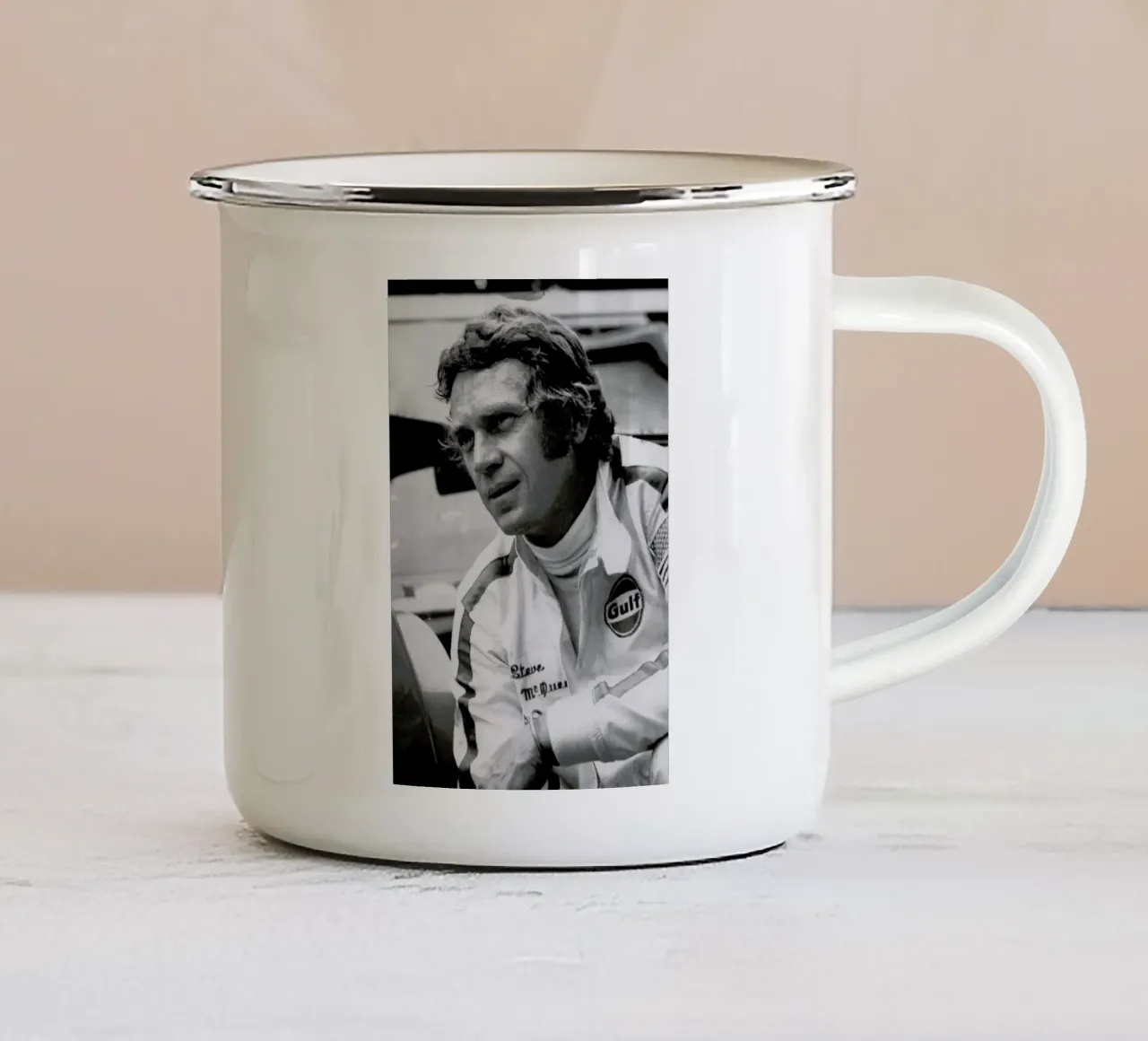 Steve McQueen in Le Mans, 1971 tazza in smalto da Gallery Print and Art Limited