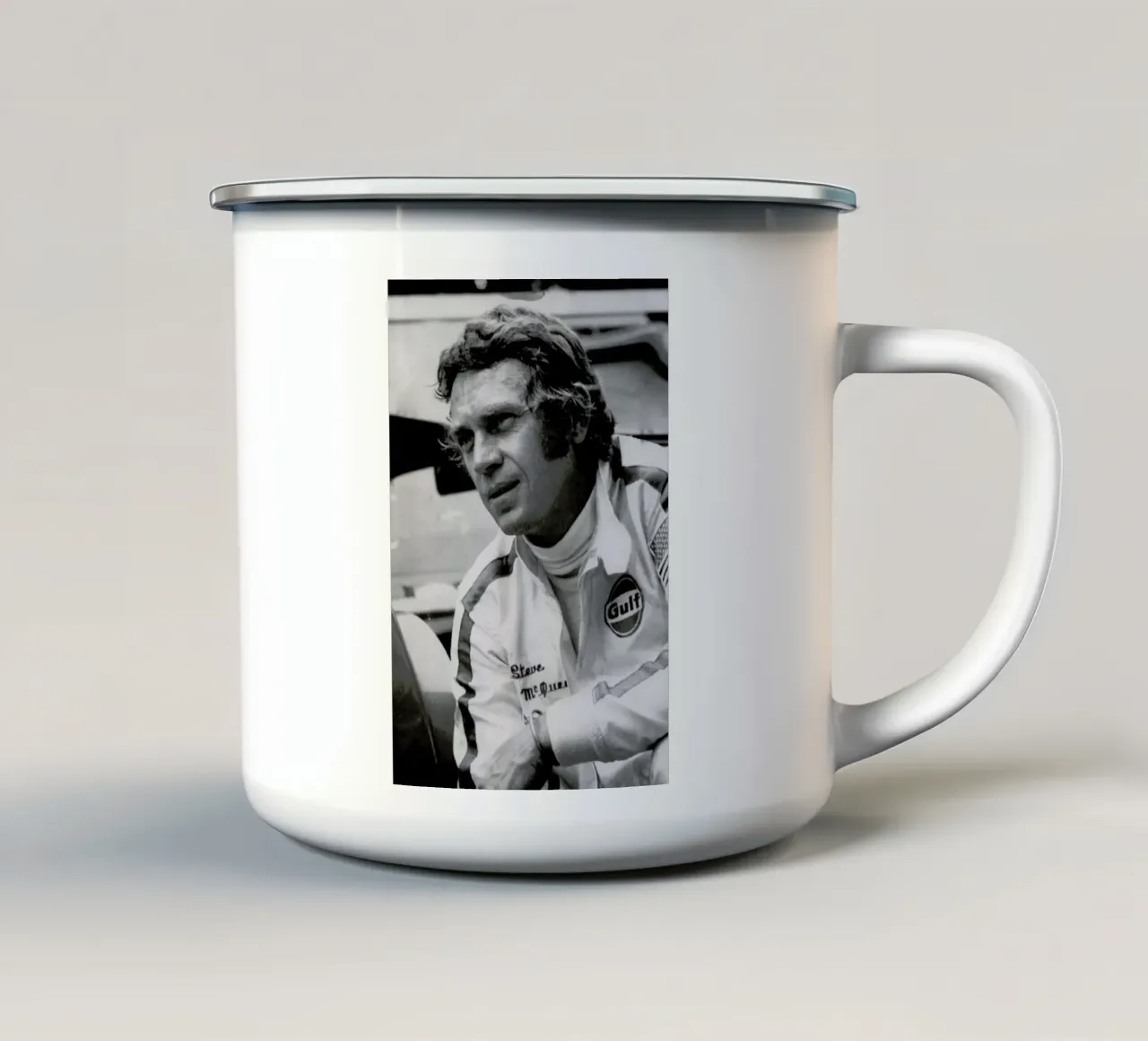 Steve McQueen in Le Mans, 1971 tazza in smalto da Gallery Print and Art Limited