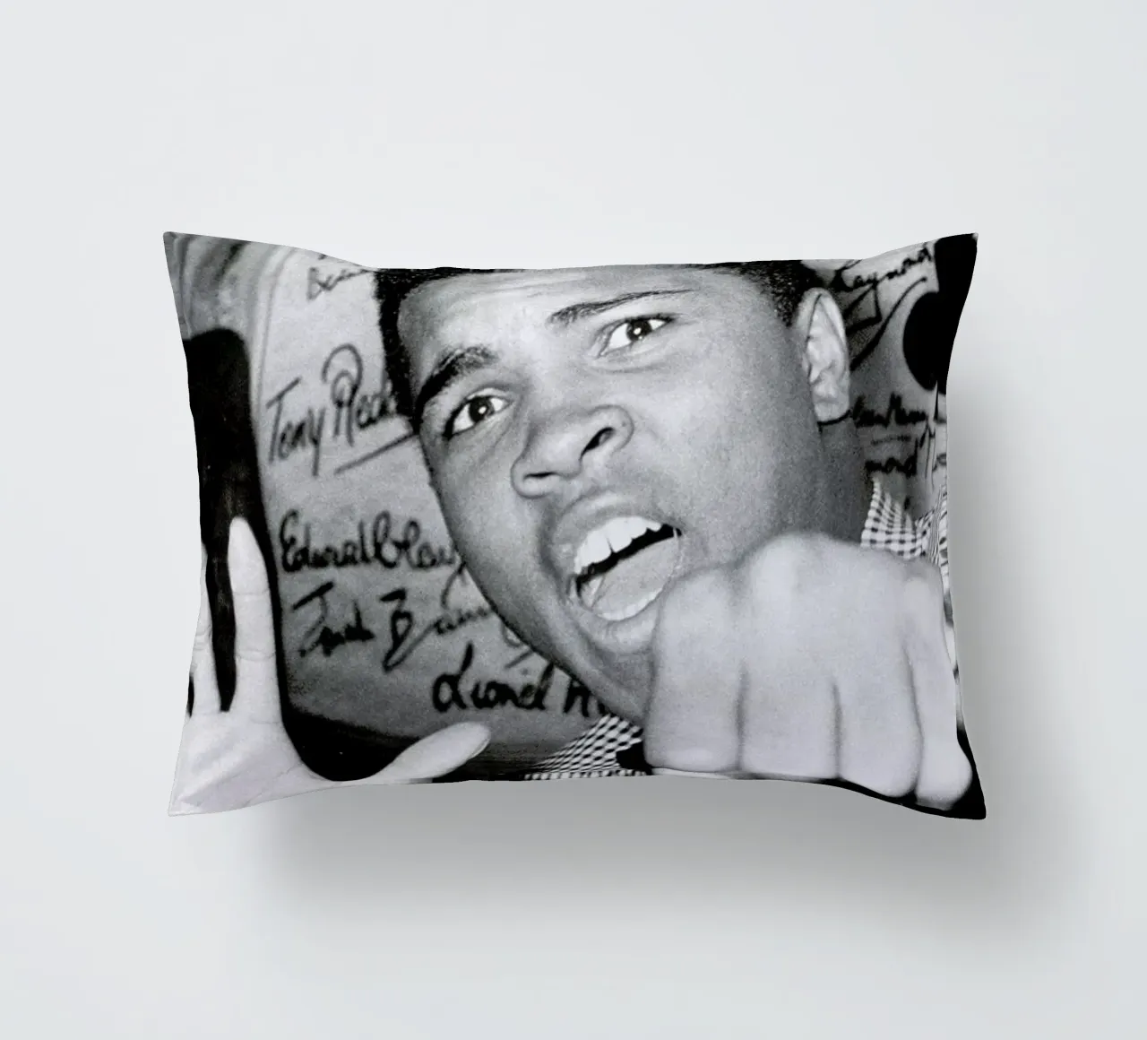 Muhammad Ali - The Greatest cuscino da Gallery Print and Art Limited