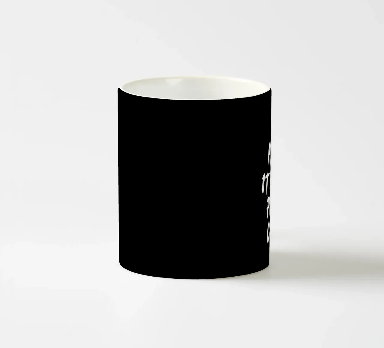 Essere felici fa impazzire le persone tazza in ceramica da THE MOTIVATED TYPE