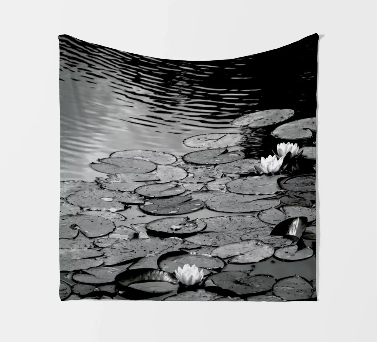 Floating on the Water coperta in pile da Studio Nahili