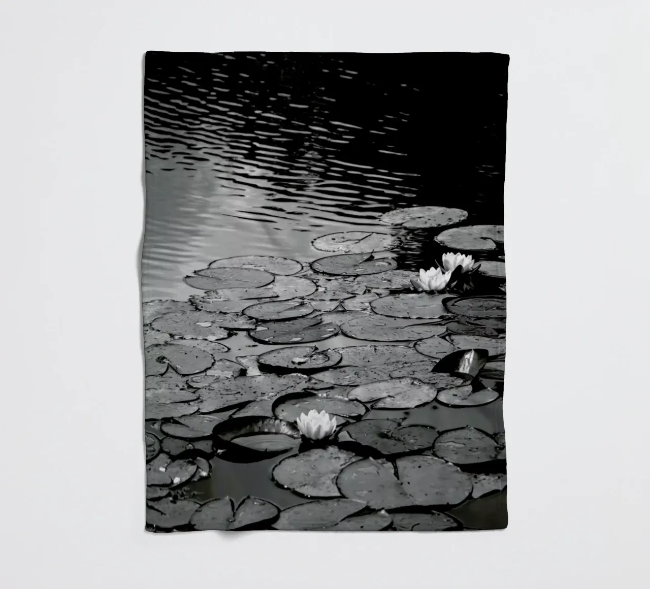 Floating on the Water coperta in pile da Studio Nahili