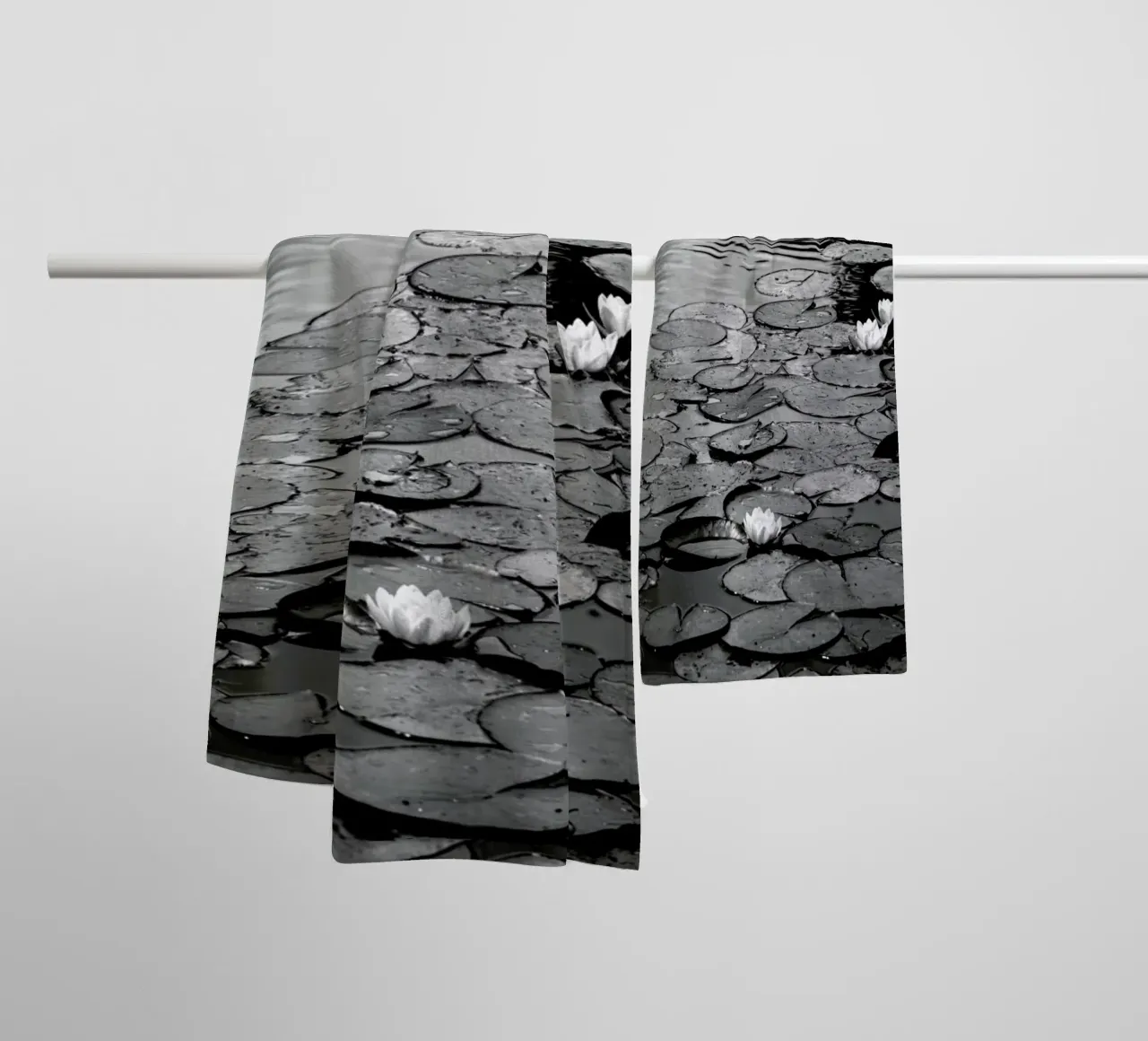 Floating on the Water asciugamano da bagno da Studio Nahili