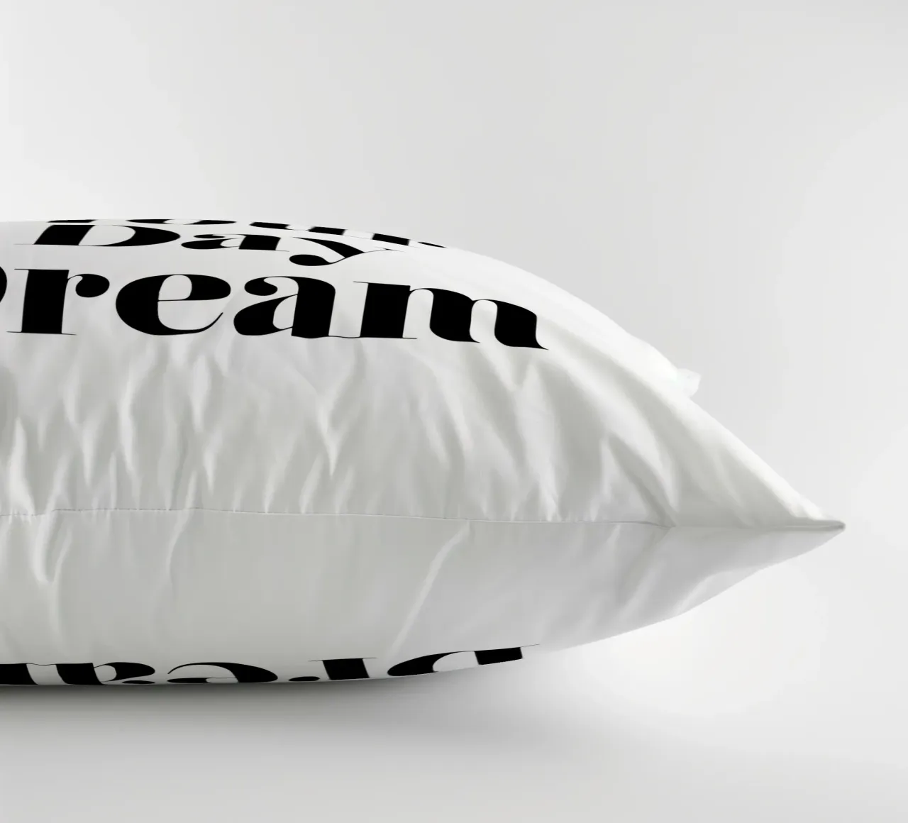Don't Quit Your Daydream Design tipografico in caratteri neri cuscino da THE MOTIVATED TYPE