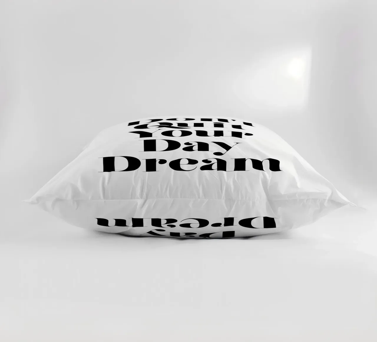 Don't Quit Your Daydream Design tipografico in caratteri neri cuscino da THE MOTIVATED TYPE