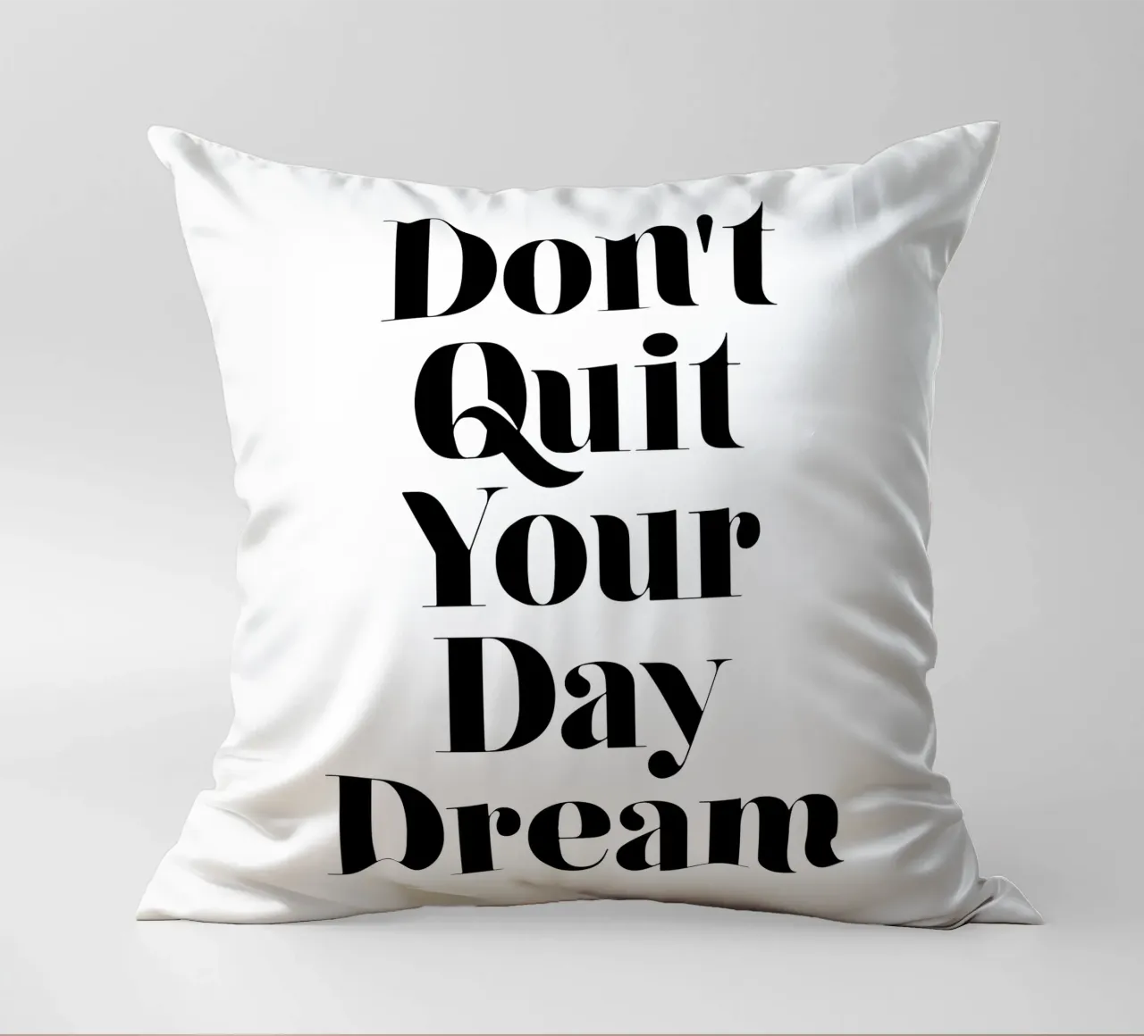Don't Quit Your Daydream Design tipografico in caratteri neri cuscino da THE MOTIVATED TYPE