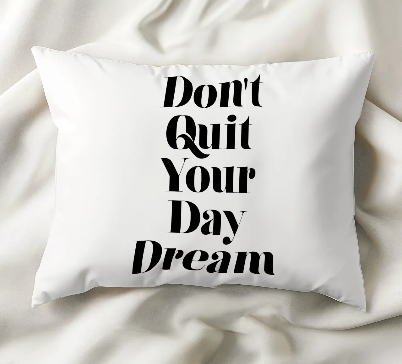Don't Quit Your Daydream Design tipografico in caratteri neri cuscino da THE MOTIVATED TYPE