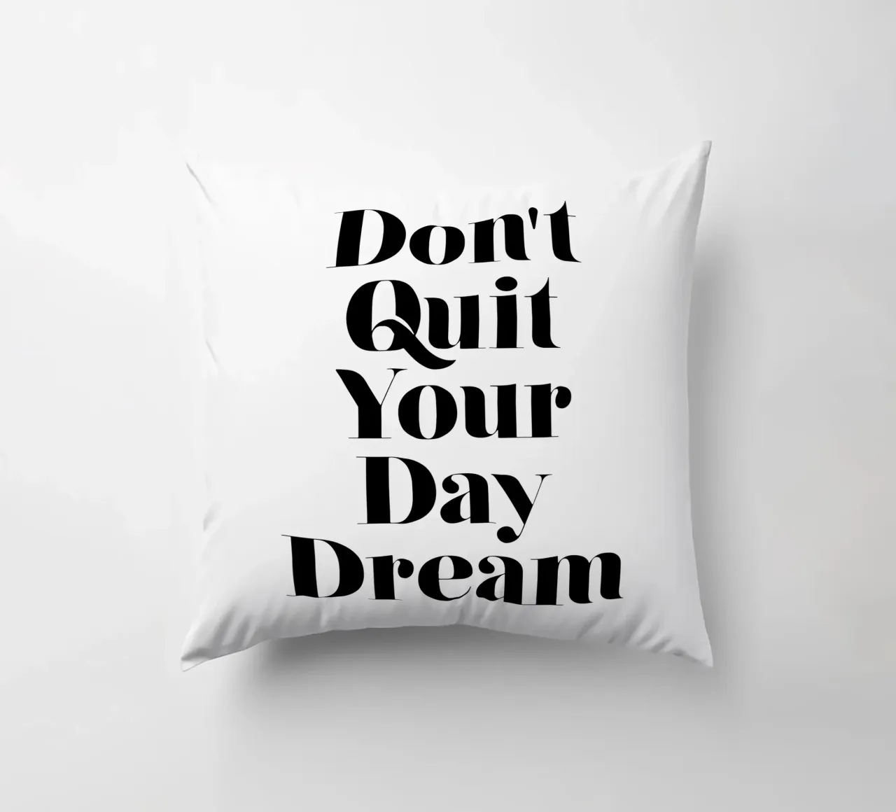 Don't Quit Your Daydream Design tipografico in caratteri neri cuscino da THE MOTIVATED TYPE