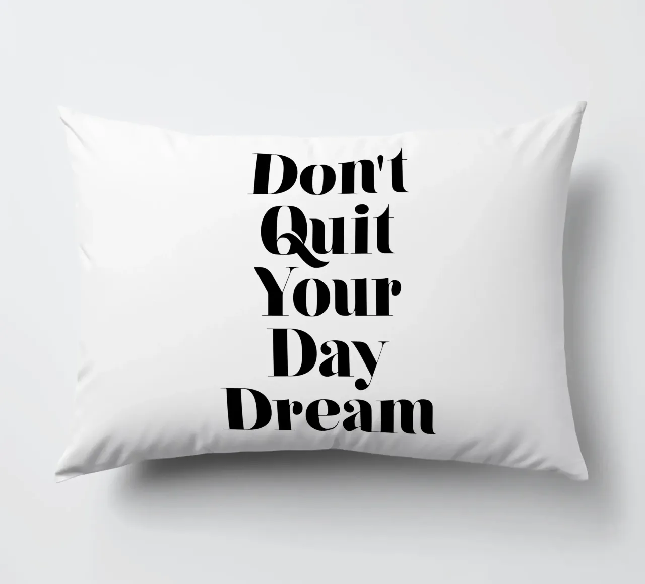 Don't Quit Your Daydream Design tipografico in caratteri neri cuscino da THE MOTIVATED TYPE