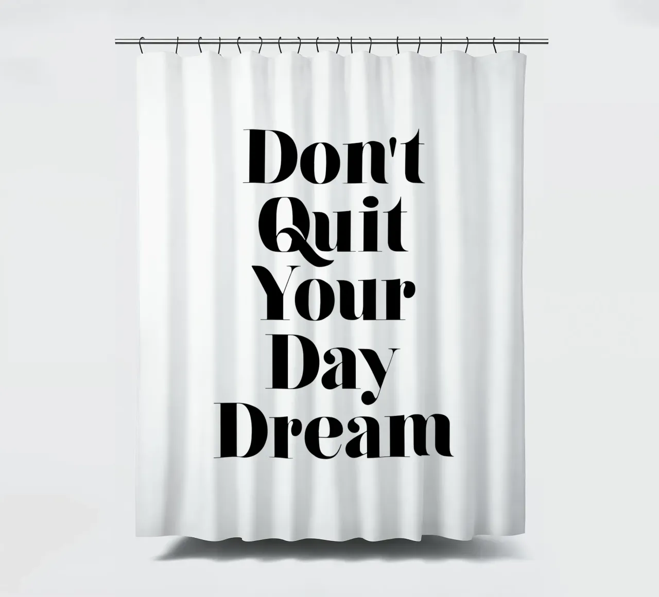 Don't Quit Your Daydream Design tipografico in caratteri neri tenda da doccia da THE MOTIVATED TYPE