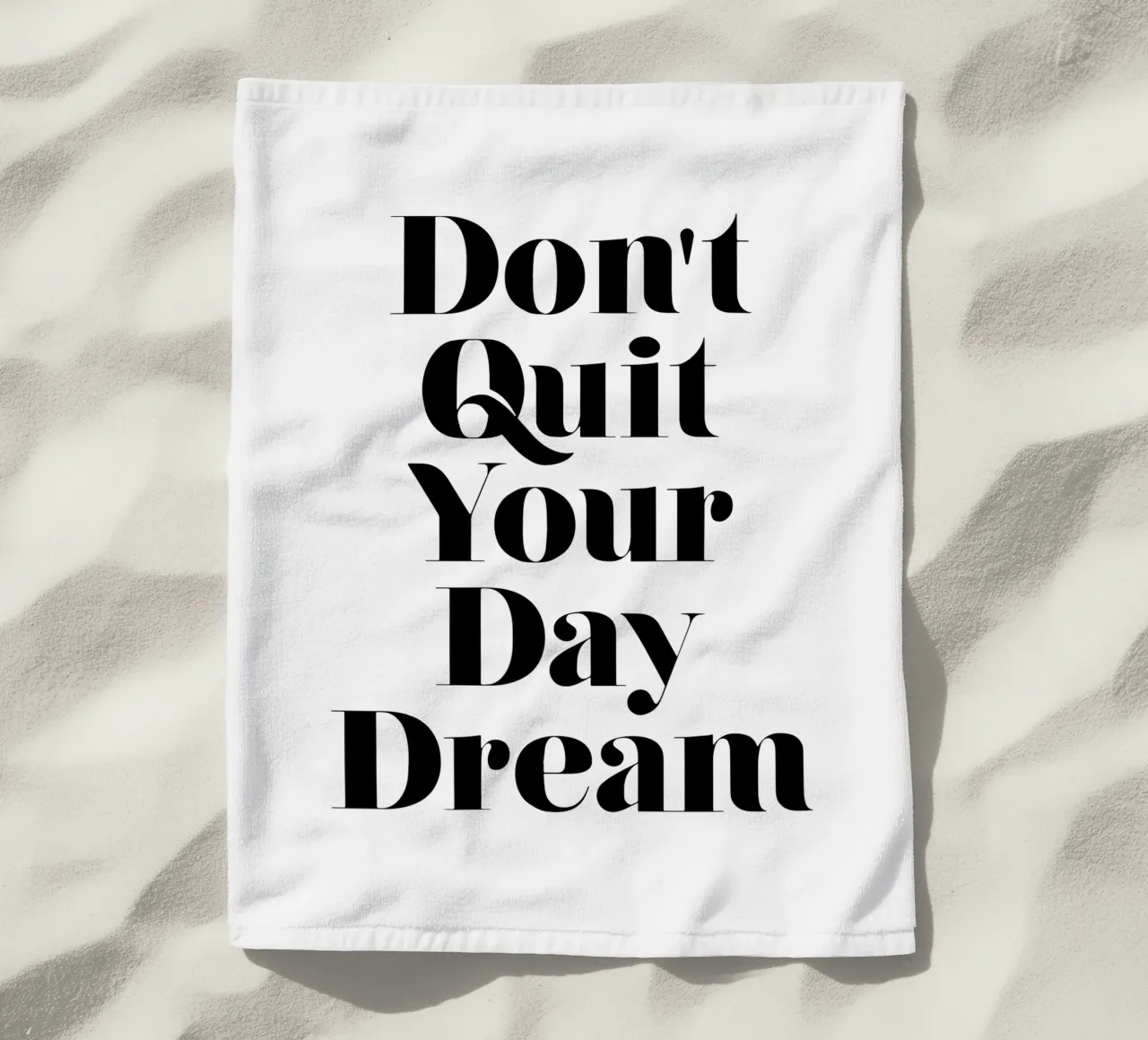 Don't Quit Your Daydream Design tipografico in caratteri neri telo mare da THE MOTIVATED TYPE