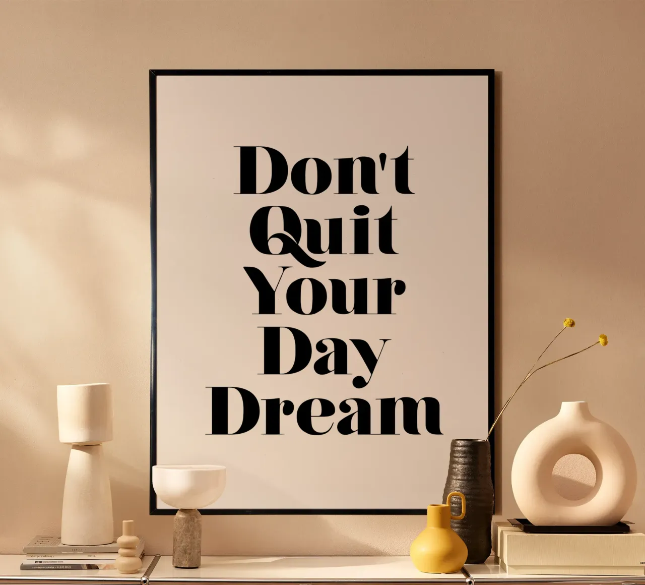Don't Quit Your Daydream Design tipografico in caratteri neri carta hahnemühle da THE MOTIVATED TYPE