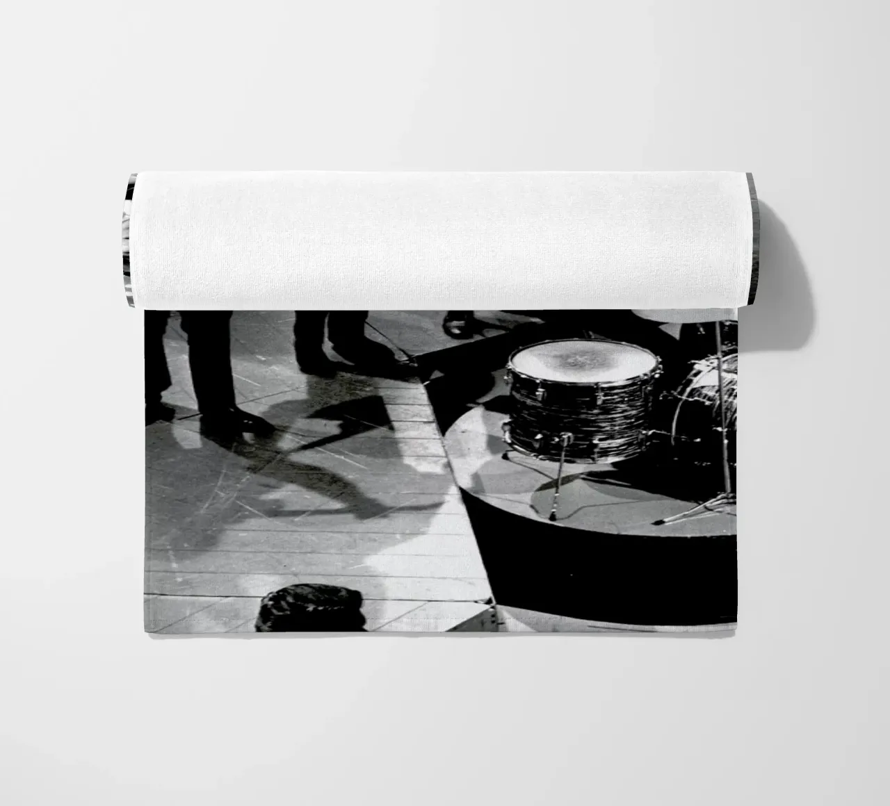 The Beatles, 1966 toalla de playa de Gallery Print and Art Limited