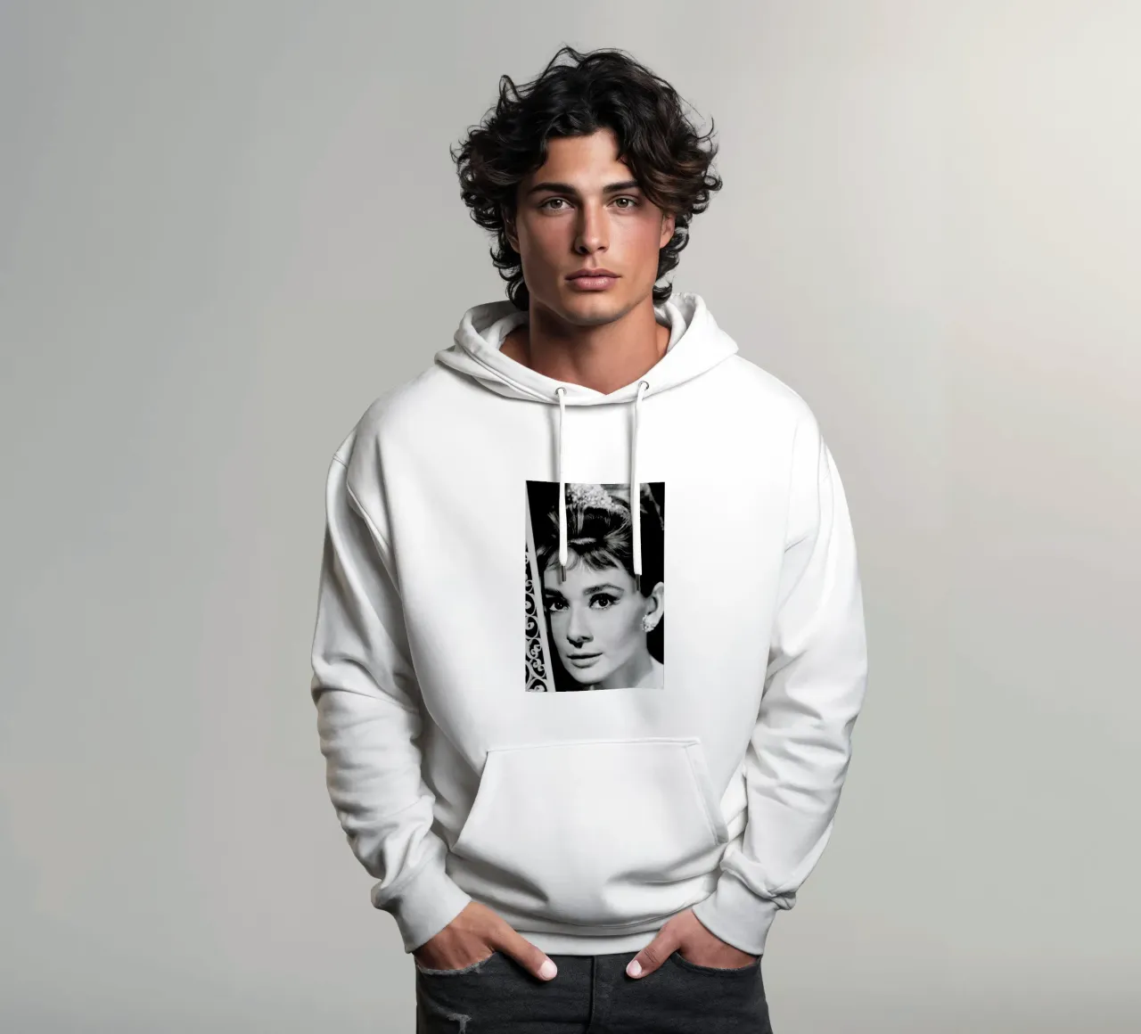 Audrey Hepburn 3 felpa con cappuccio da Gallery Print and Art Limited