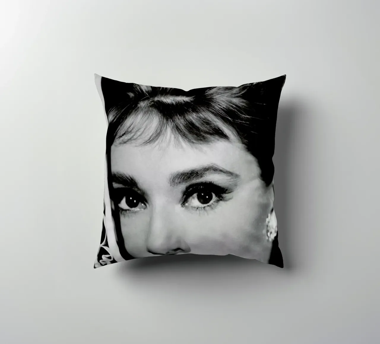 Audrey Hepburn 3 cuscino da Gallery Print and Art Limited