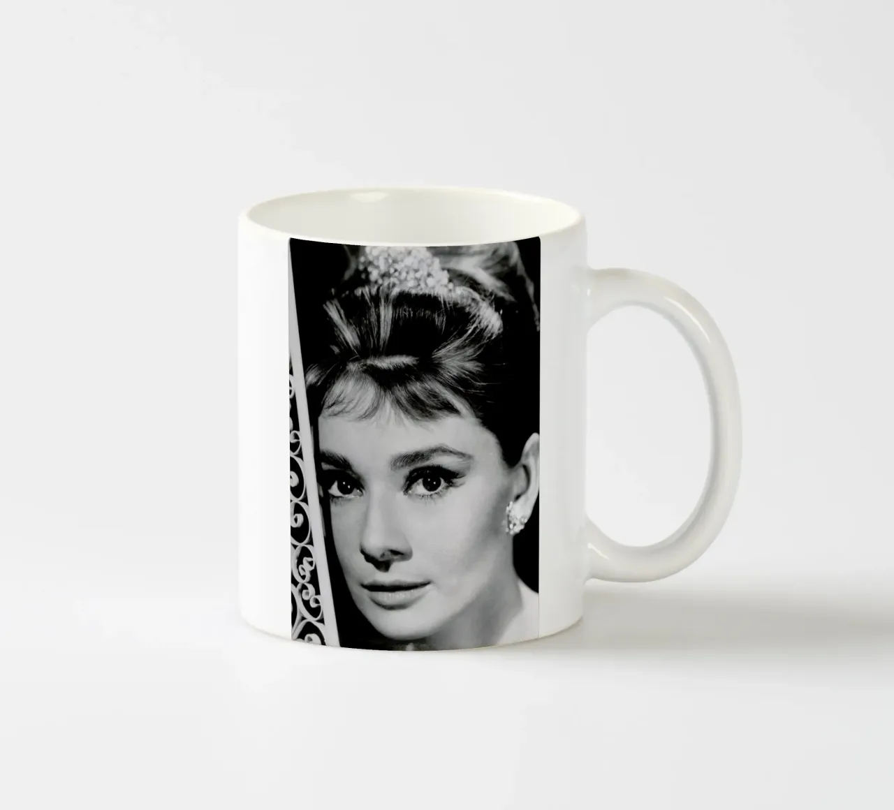 Audrey Hepburn 3 tazza in ceramica da Gallery Print and Art Limited