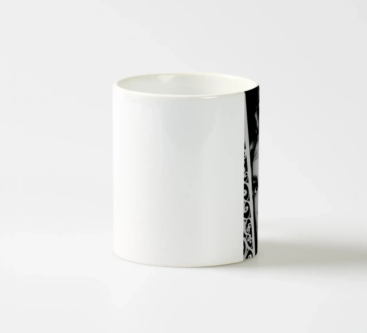 Audrey Hepburn 3 tazza in ceramica da Gallery Print and Art Limited