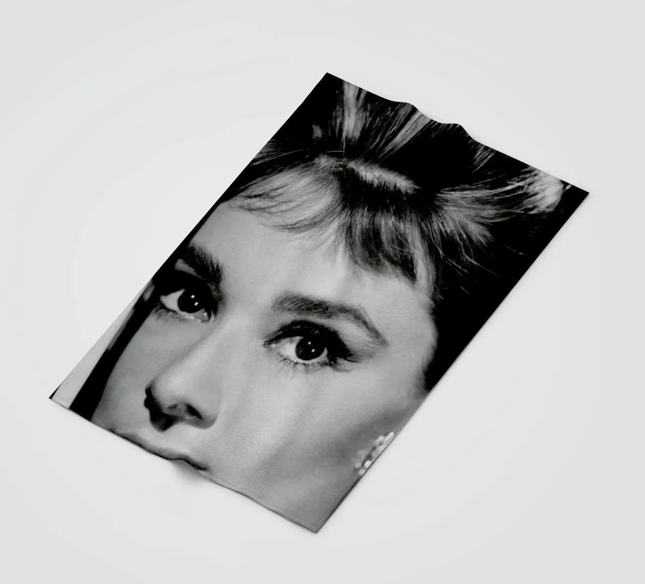 Audrey Hepburn 3 coperta in pile da Gallery Print and Art Limited