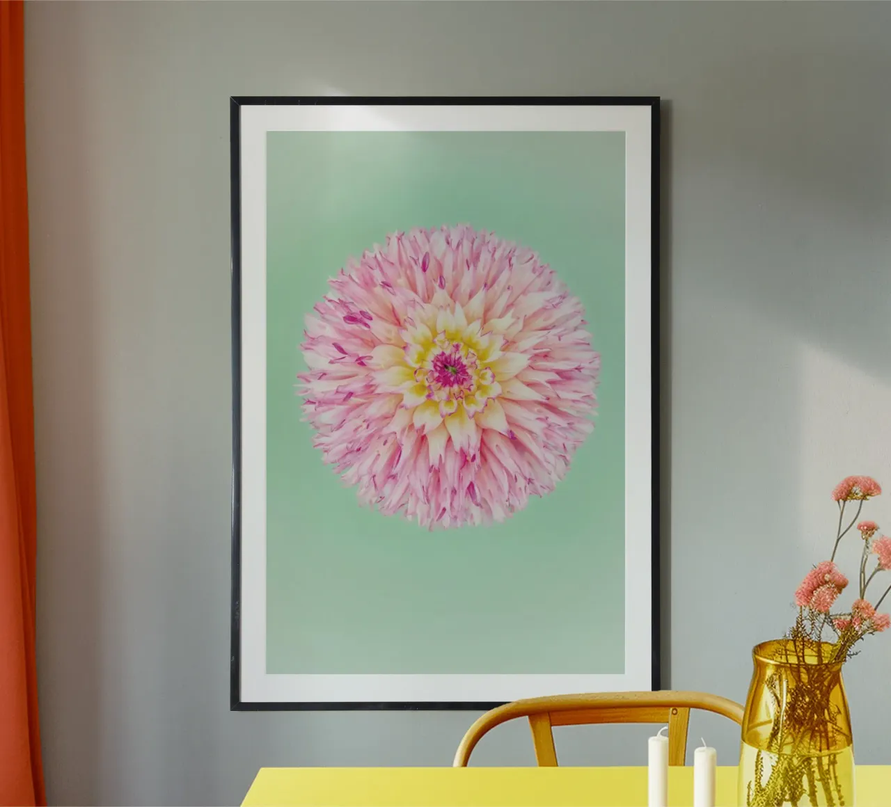 Pink Dahlia poster con telaio in plastica da Curious Collections by Marielle Leenders
