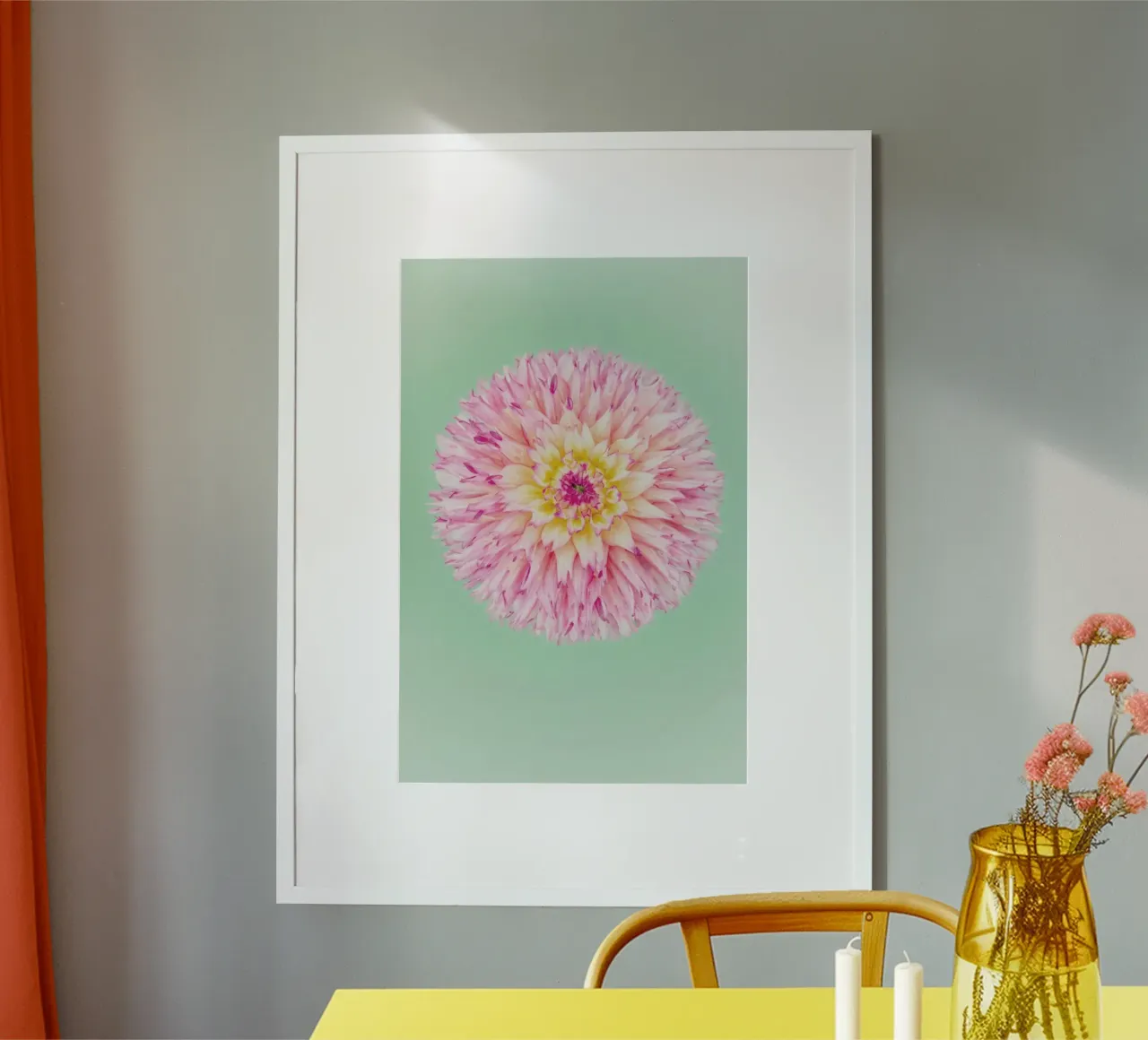 Pink Dahlia poster con telaio in plastica da Curious Collections by Marielle Leenders