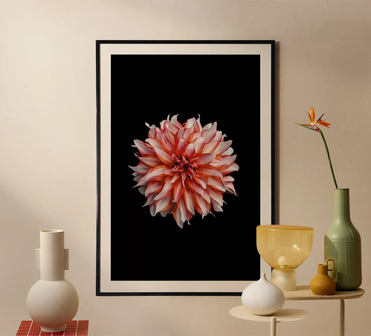 Devil Dahlia poster con telaio in alluminio da Curious Collections by Marielle Leenders