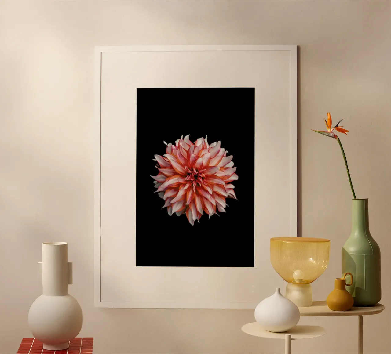 Devil Dahlia poster con telaio in alluminio da Curious Collections by Marielle Leenders