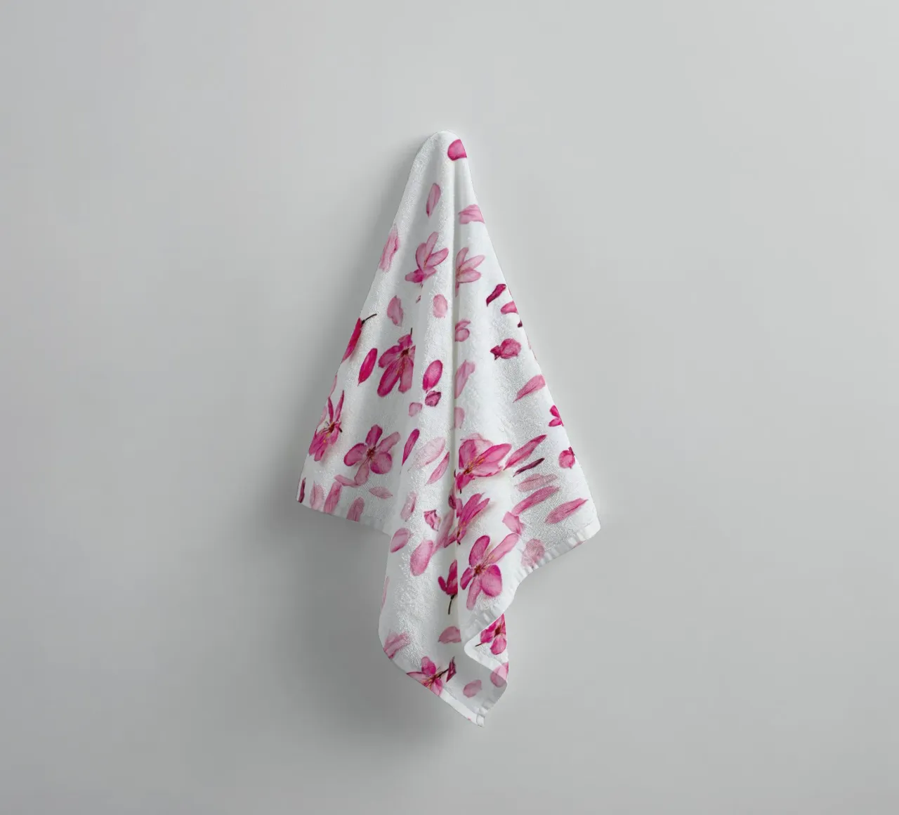 Blossom Fall asciugamano da bagno da Curious Collections by Marielle Leenders