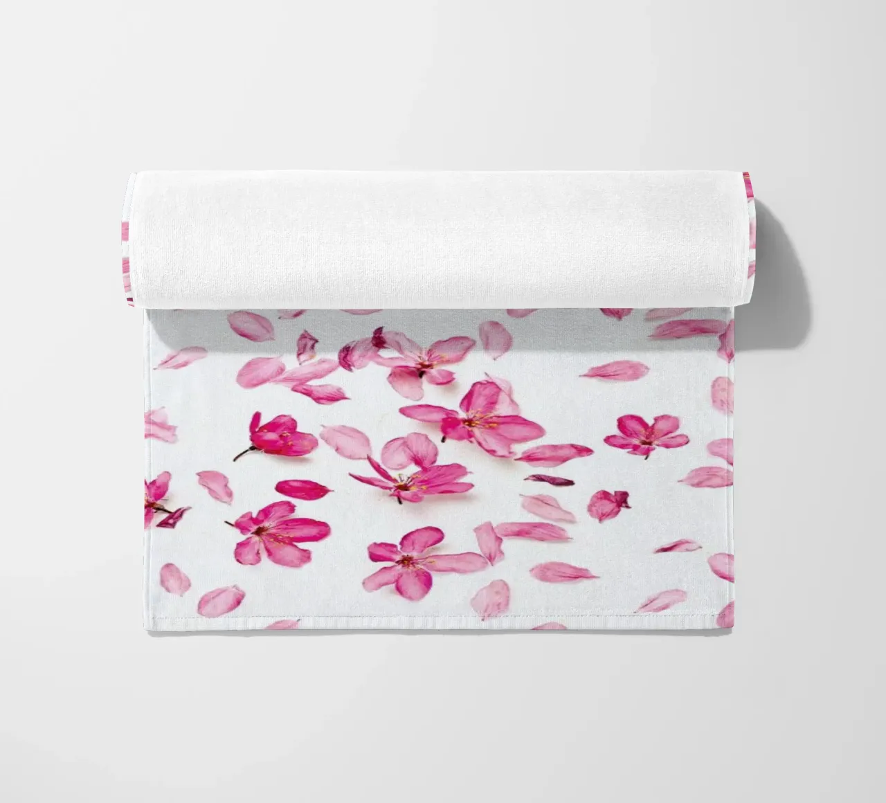 Blossom Fall telo mare da Curious Collections by Marielle Leenders