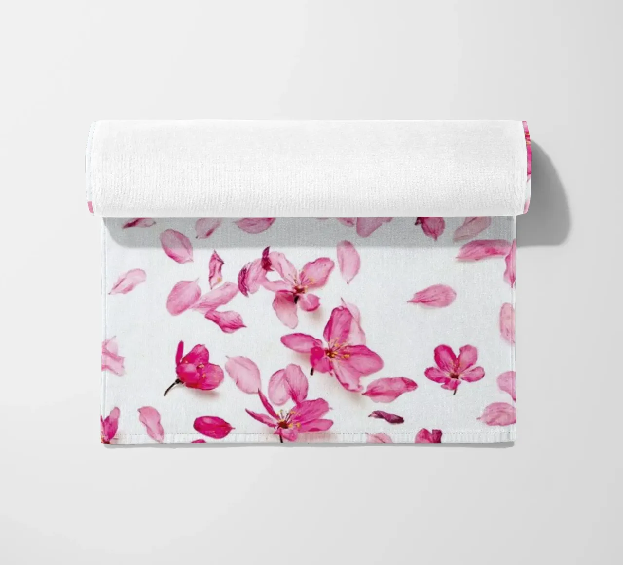 Blossom Fall telo mare da Curious Collections by Marielle Leenders