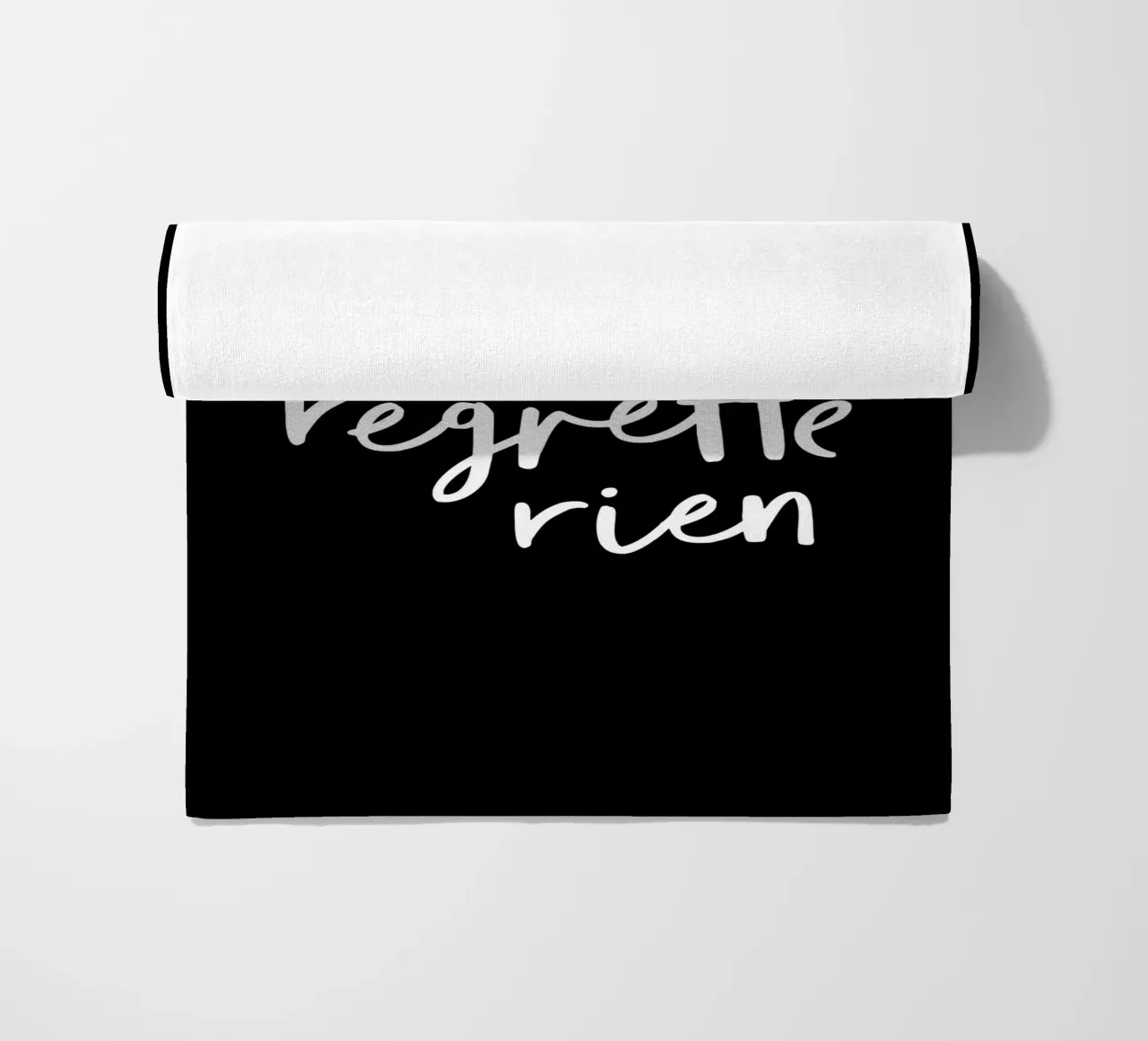 Non Je Ne Regrette Rien Edith Piaf Strandtuch von THE MOTIVATED TYPE