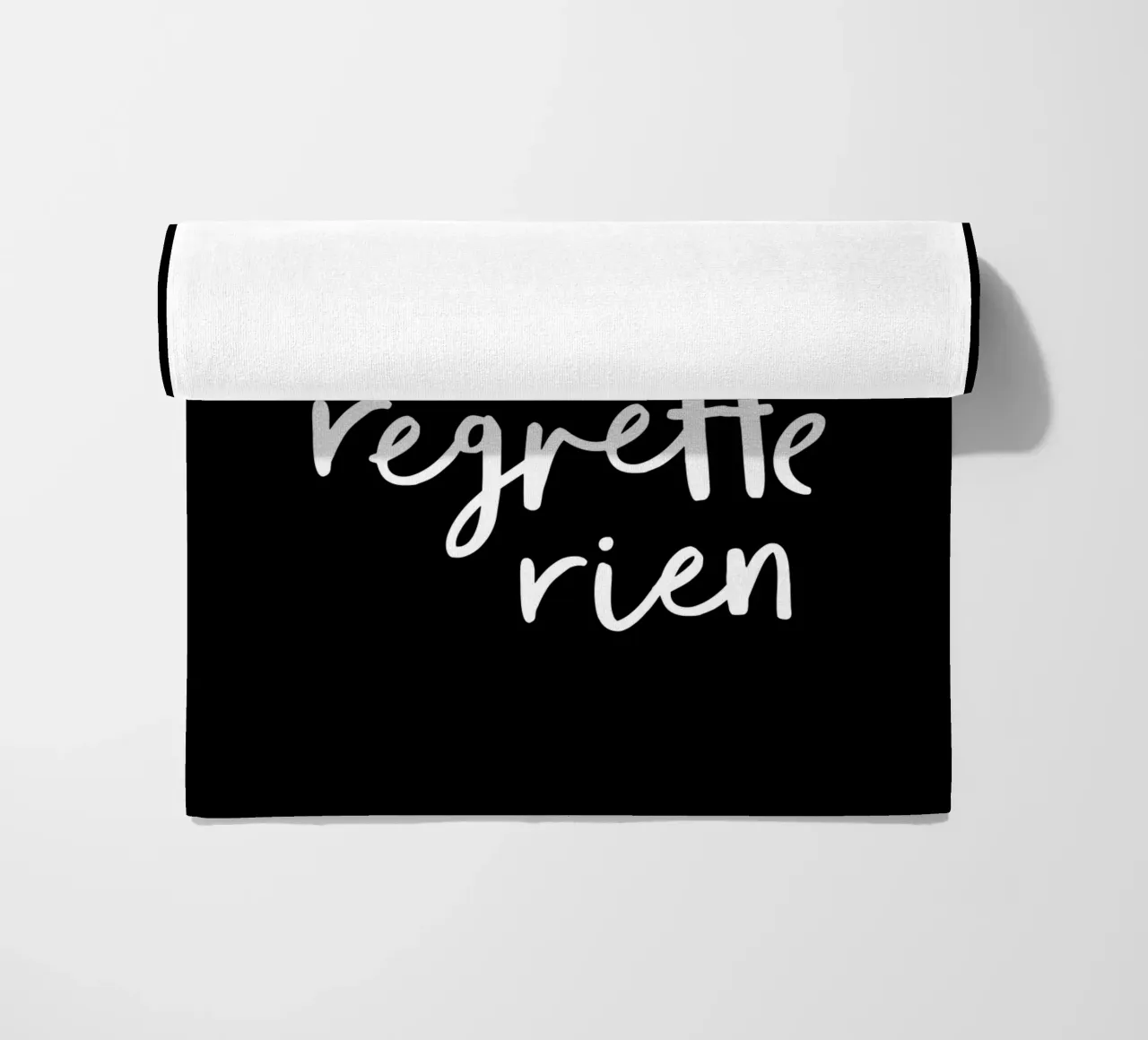 Non Je Ne Regrette Rien Edith Piaf Strandtuch von THE MOTIVATED TYPE