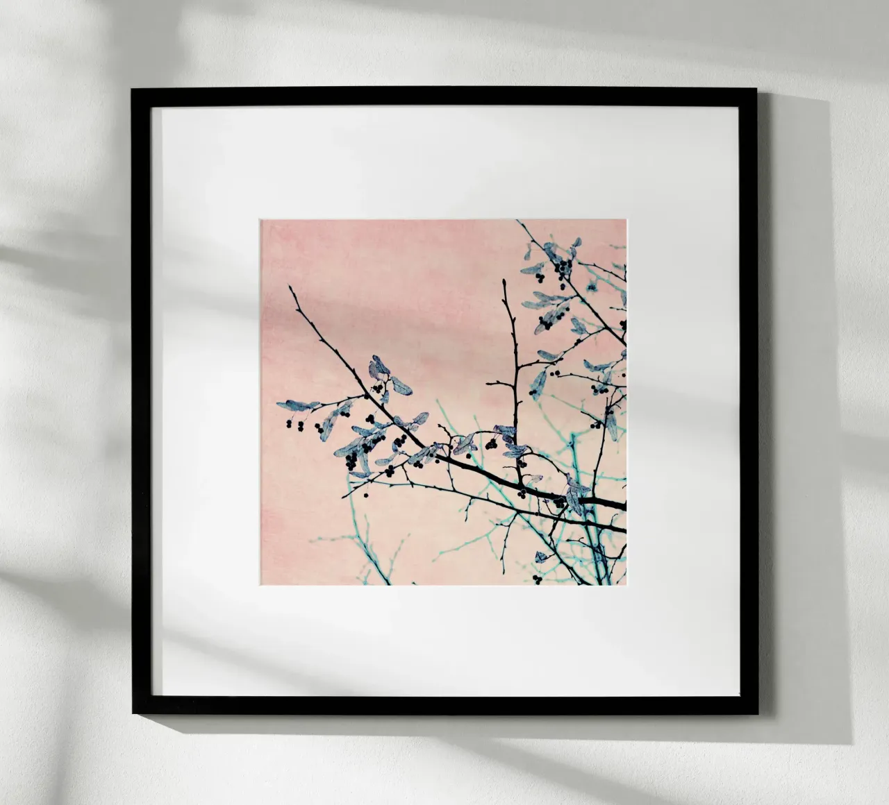 Winter Berries I poster con telaio in alluminio da Ingrid Beddoes