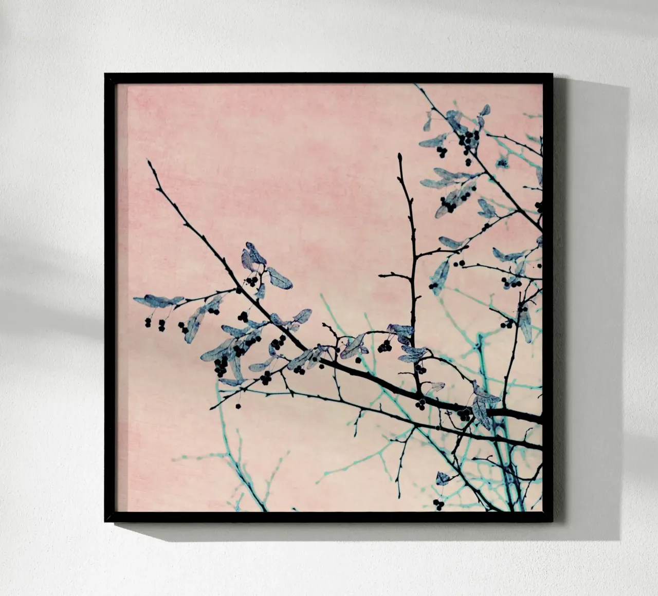 Winter Berries I poster con telaio in alluminio da Ingrid Beddoes