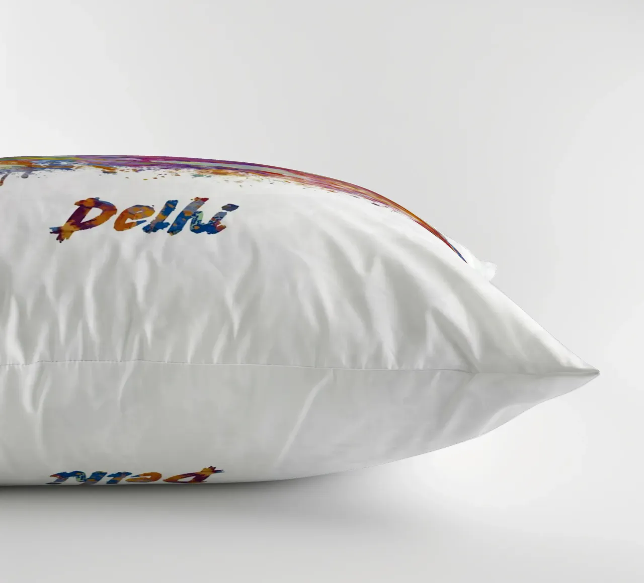 skyline di delhi in acquerello cuscino da ARTVI-SHOP