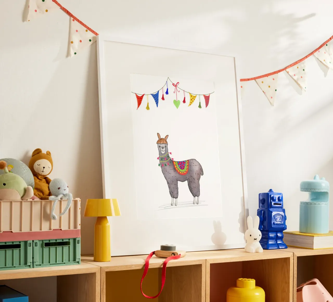 Divertente lama con ghirlanda poster con telaio in legno da Farbwelten