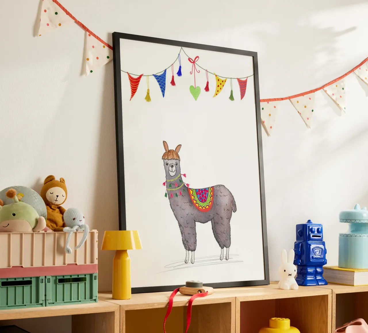Divertente lama con ghirlanda poster con telaio in legno da Farbwelten
