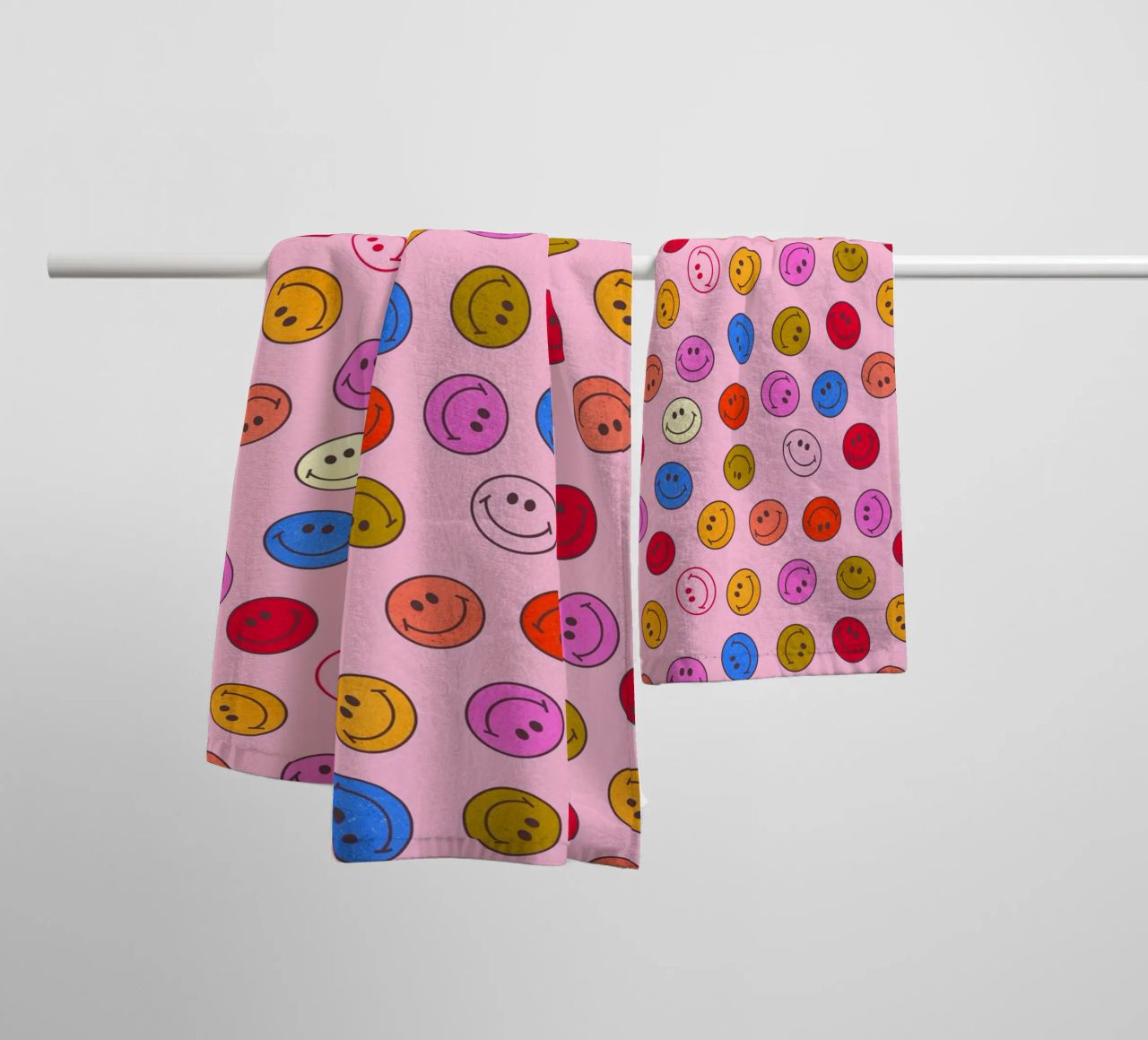 Retro Smiley Faces Seamless Pattern - Neon Colors asciugamano da bagno da showmemars