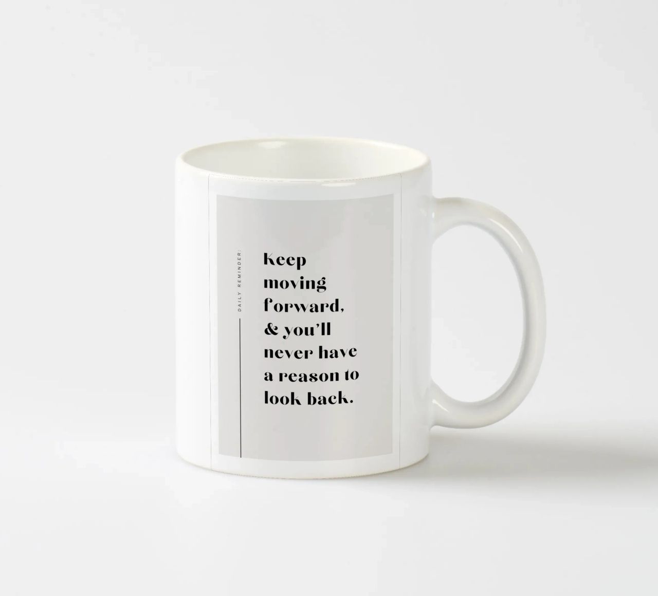 Continuez à aller de l'avant et vous n'aurez plus jamais de raison de regarder en arrière. mug en céramique de mazzihanq