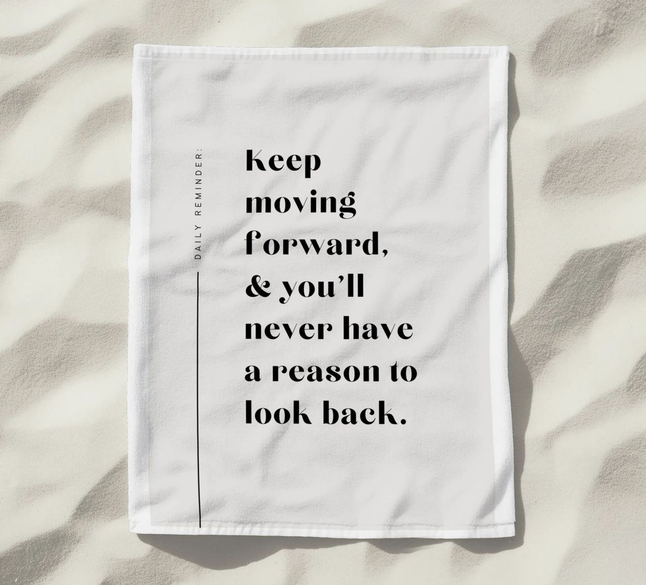 Continuez à aller de l'avant et vous n'aurez plus jamais de raison de regarder en arrière. serviette de plage de mazzihanq