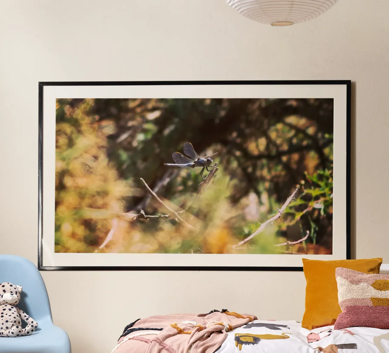 una libellula blu congelata poster con telaio in alluminio da MiniClic