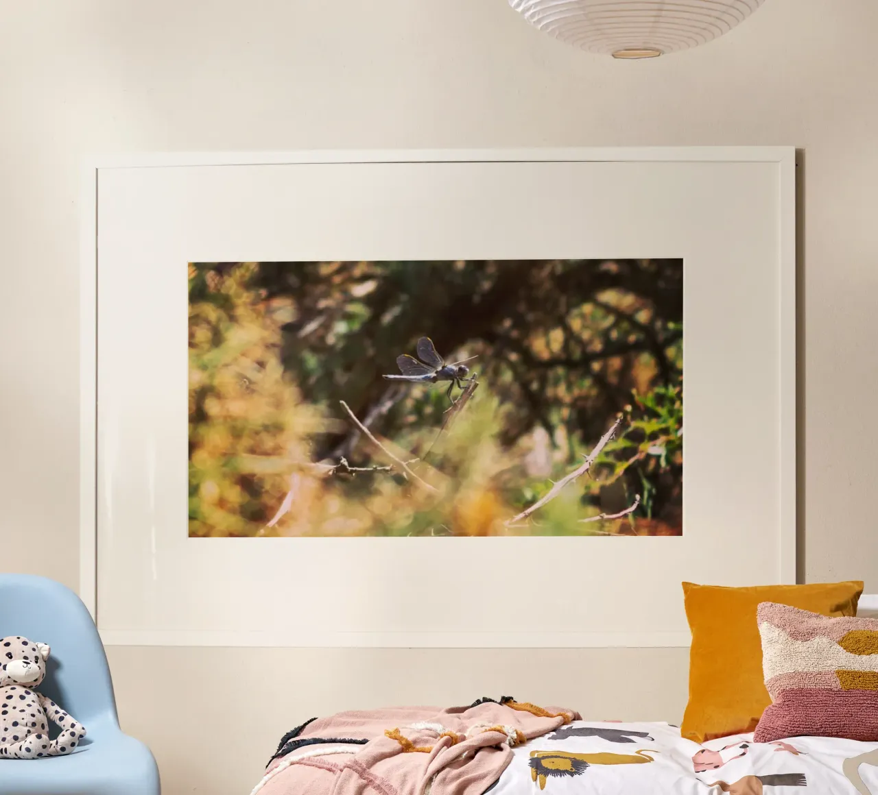 una libellula blu congelata poster con telaio in alluminio da MiniClic
