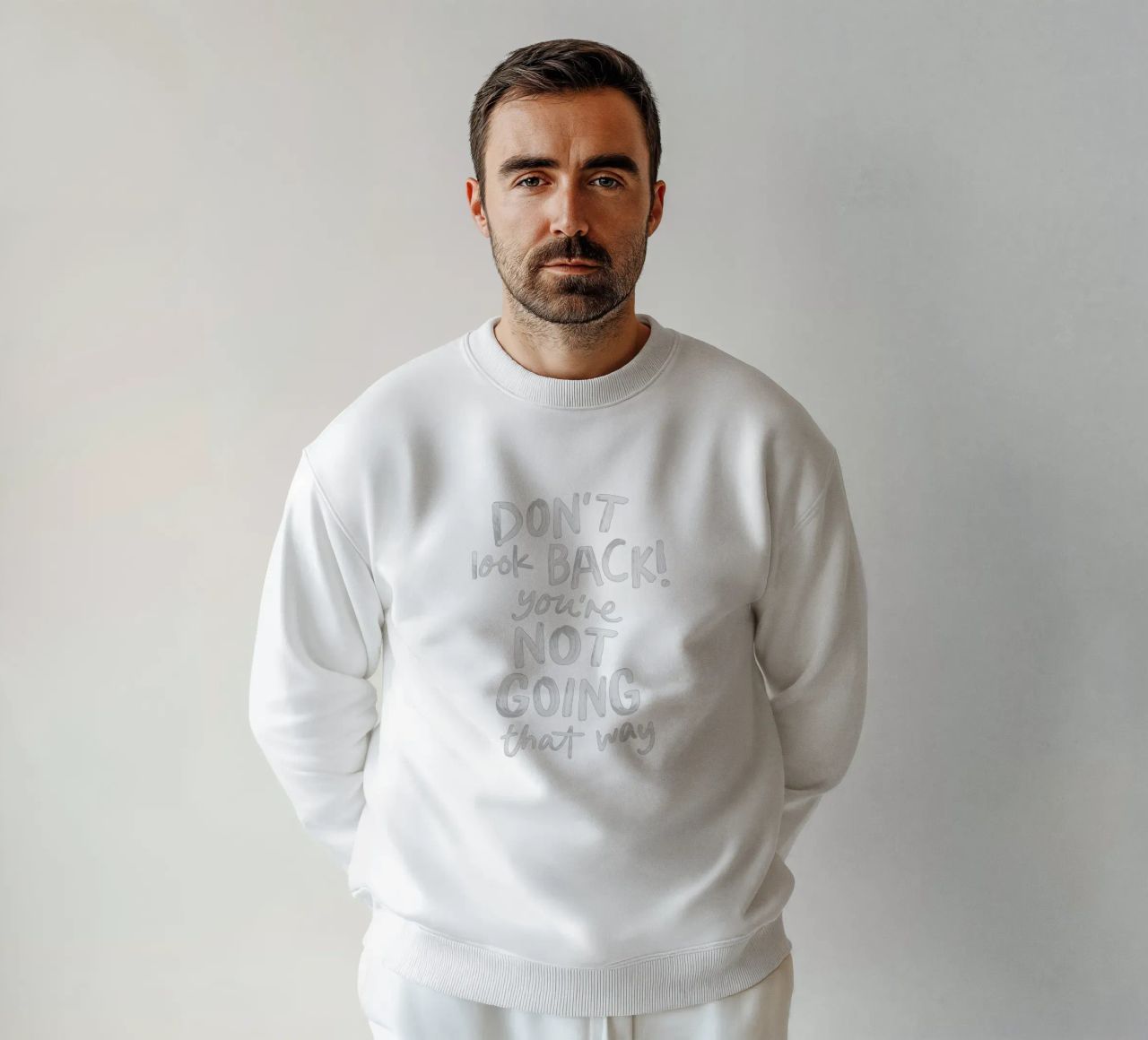 Don't Look Back You're Not Going That Way Inspirierendes Zitat Sweatshirt von THE MOTIVATED TYPE
