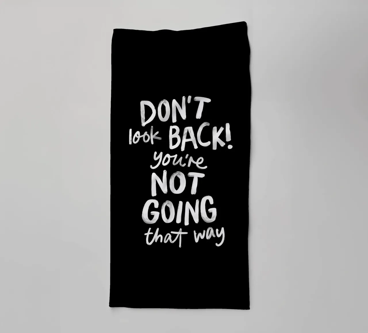 Ne regardez pas en arrière, vous n'irez pas dans cette direction Citation inspirante serviette de bain de THE MOTIVATED TYPE