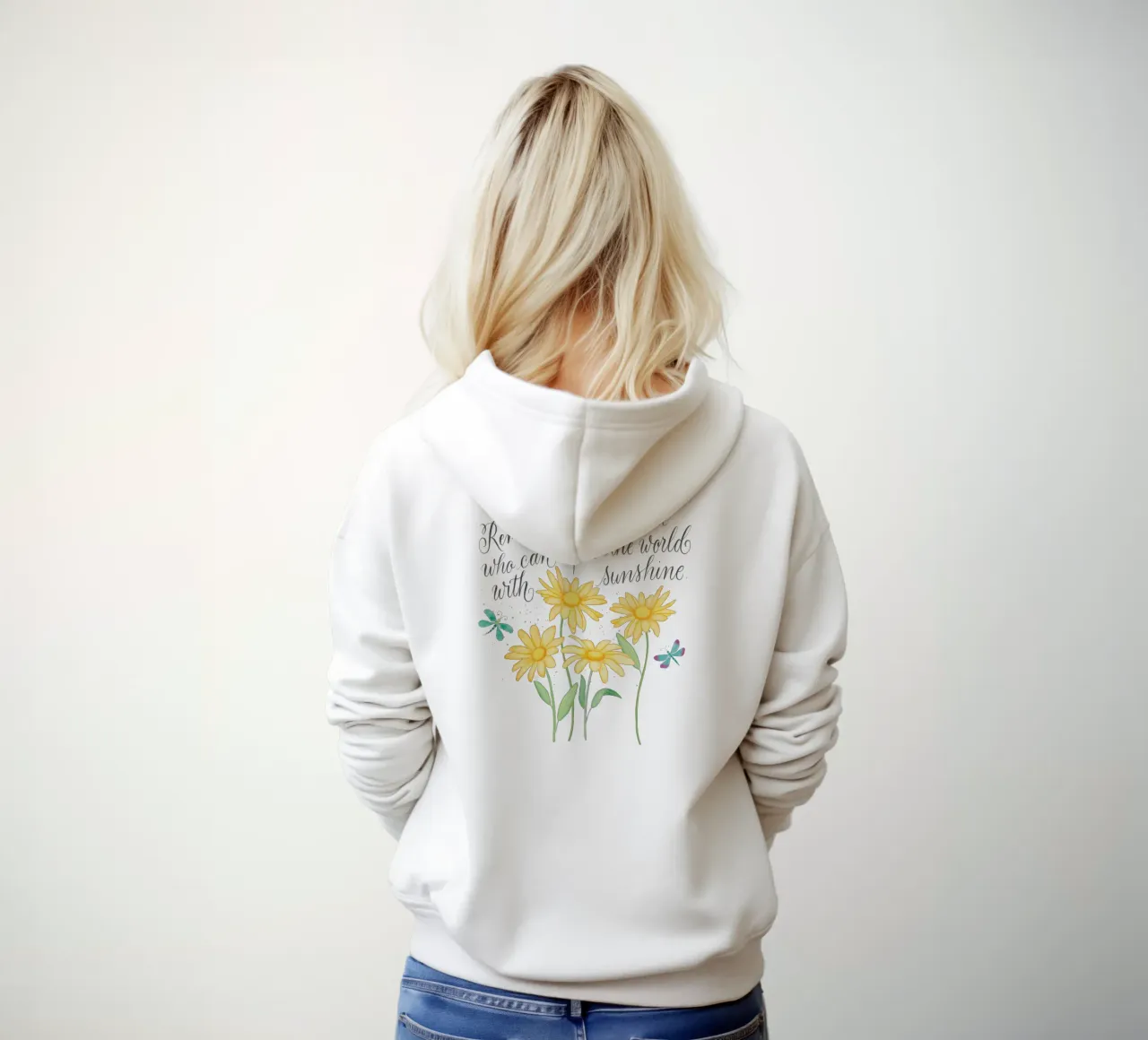 Flores delicadas con libélulas. Vibraciones positivas con rayos de sol. sudadera con capucha de CalliLetters