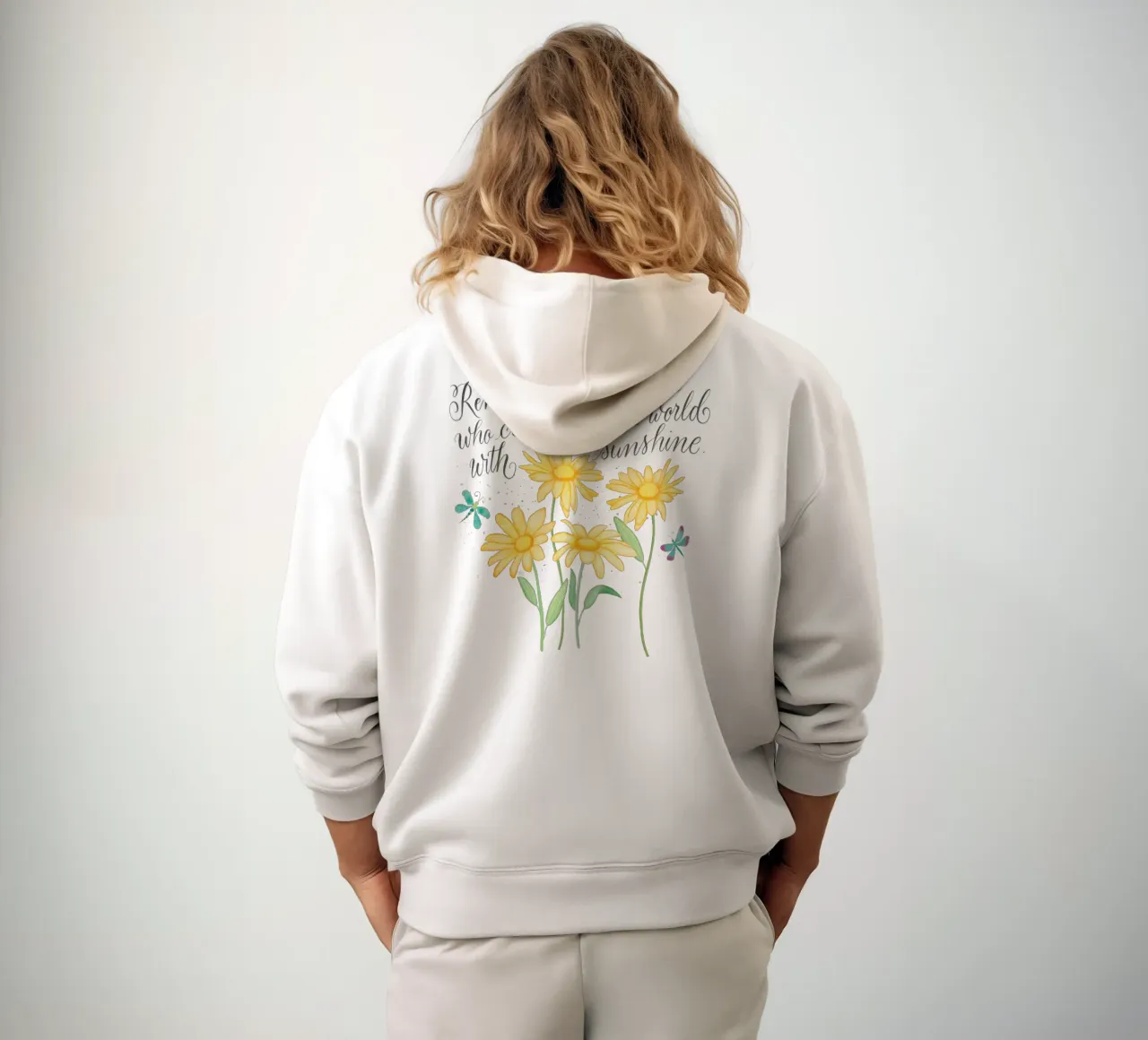 Flores delicadas con libélulas. Vibraciones positivas con rayos de sol. sudadera con capucha de CalliLetters
