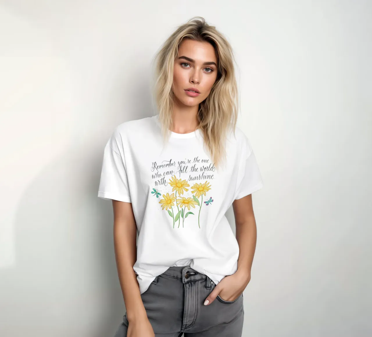 Fiori delicati con libellule. Vibrazioni positive con il sole. t-shirt da CalliLetters