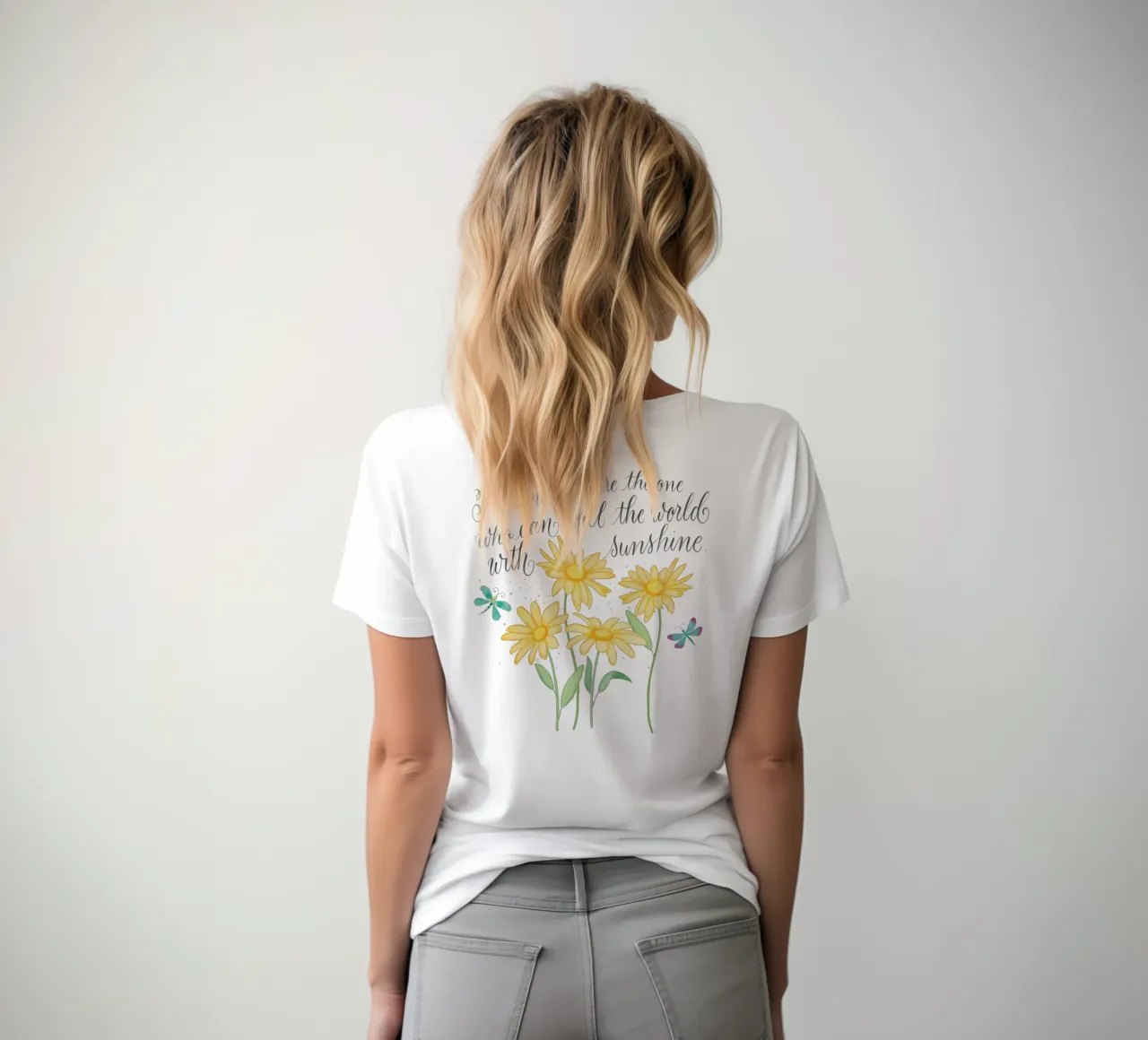 Fiori delicati con libellule. Vibrazioni positive con il sole. t-shirt da CalliLetters
