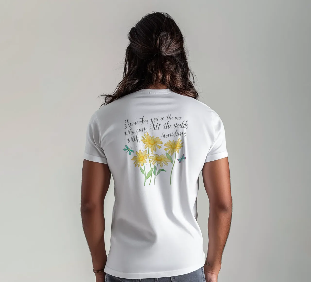 Fiori delicati con libellule. Vibrazioni positive con il sole. t-shirt da CalliLetters