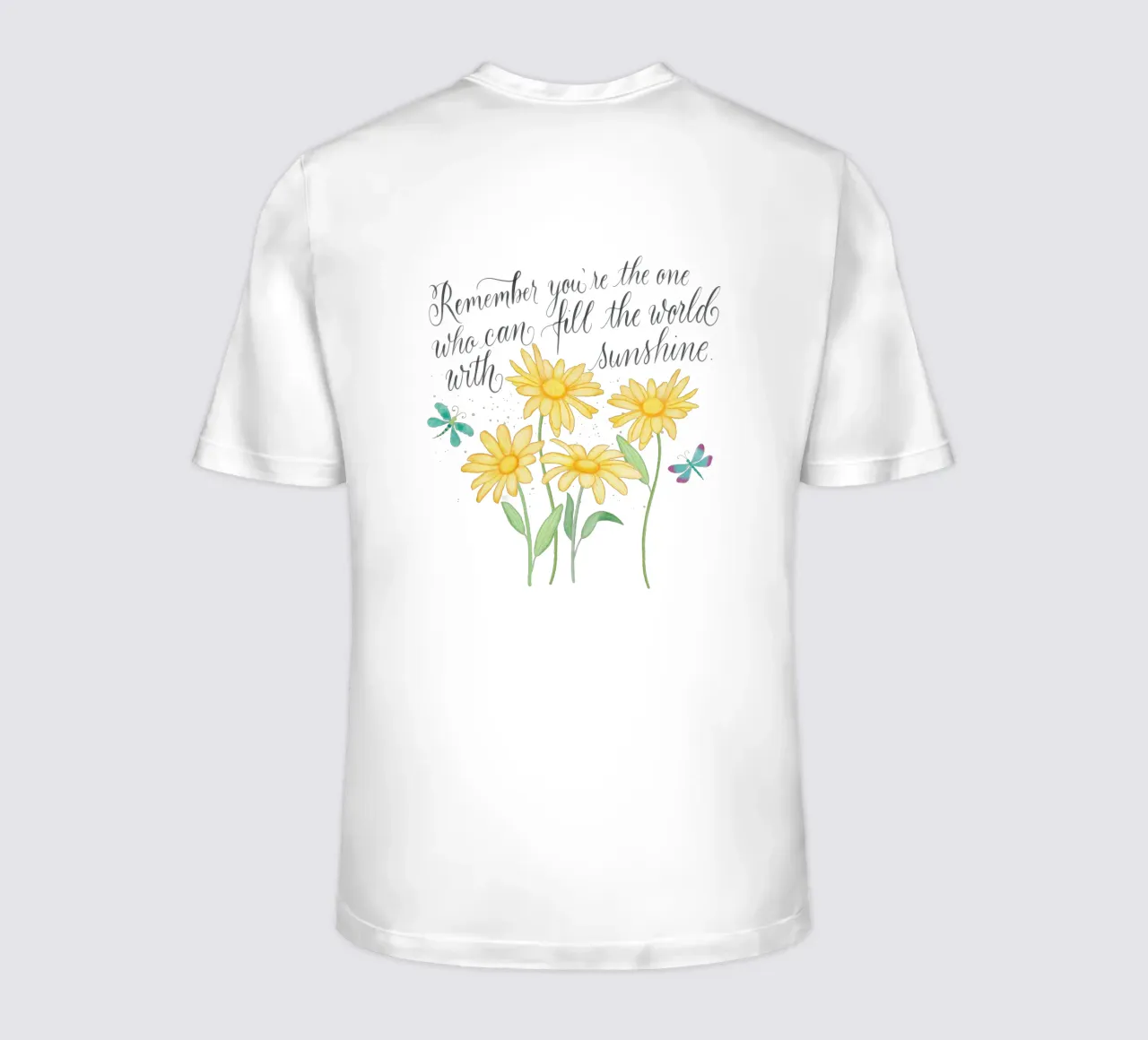 Fiori delicati con libellule. Vibrazioni positive con il sole. t-shirt da CalliLetters
