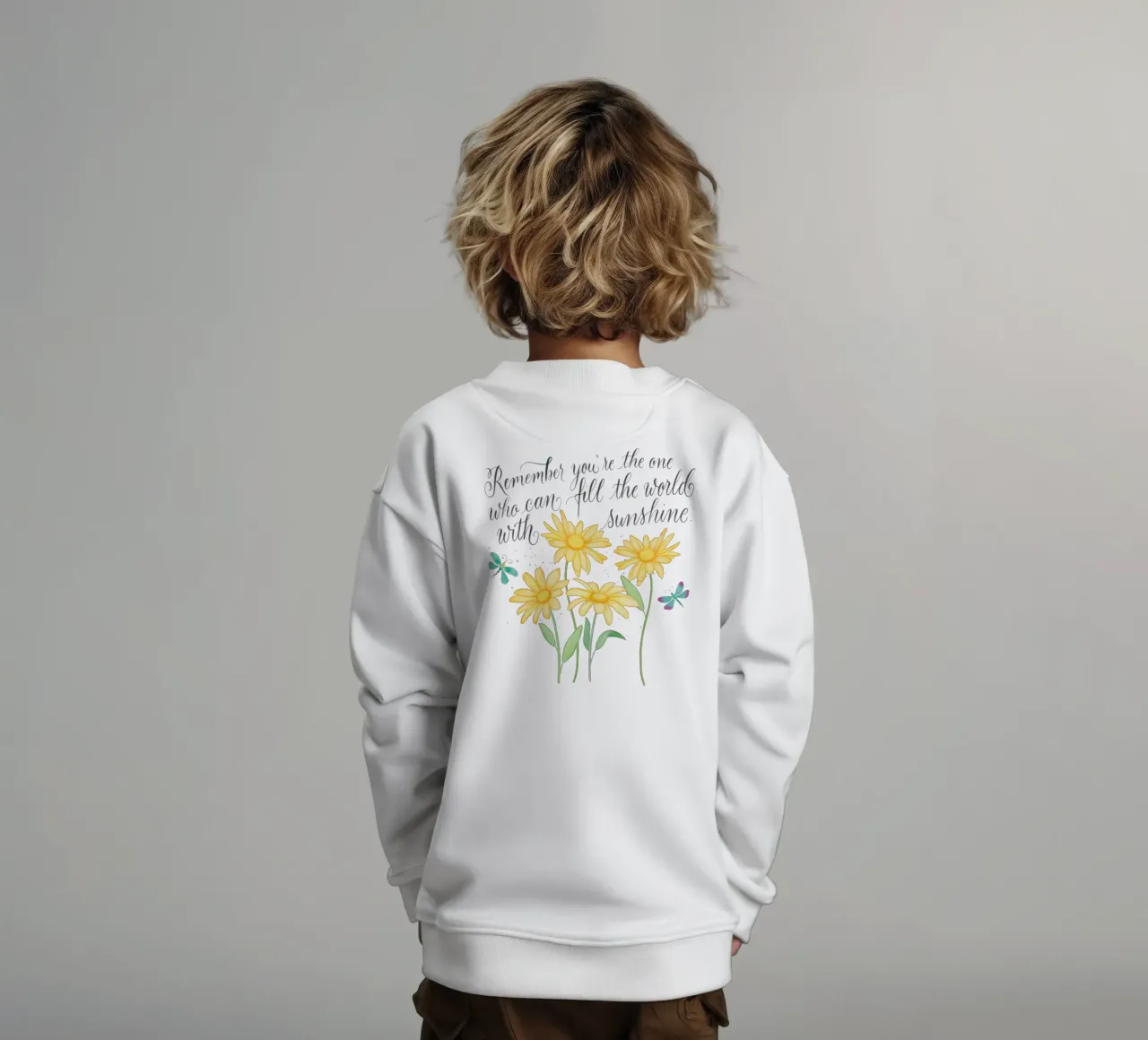 Fiori delicati con libellule. Vibrazioni positive con il sole. felpa bambino da CalliLetters